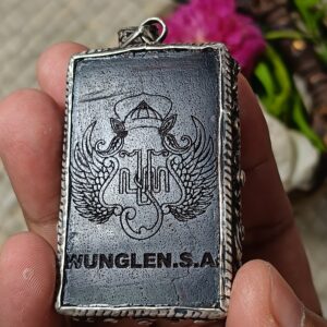 LIONTIN (Berpantek Paku Mataram Asli) BERBAHAN RELIK PUSAKA BERSEJARAH KAYU BERTUAH WUNGLEN BEKAS PUGARAN CUNGKUP MAKAM SULTAN AGUNG HANYAKRAKUSUMA, MAKAM RAJA MATARAM IMOGIRI UKURAN 5x3,4x1cm