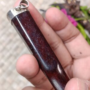 PIPA ROKOK BERBAHAN RELIK PUSAKA BERSEJARAH KAYU BERTUAH WUNGLEN (SERAT BAREK) BEKAS PUGARAN CUNGKUP MAKAM SULTAN AGUNG HANYAKRAKUSUMA, MAKAM RAJA MATARAM IMOGIRI UKURAN 7,2x1,6x1,5cm (Simpanan Trah Mbah Atemo, Mangunan, Yogyakarta)