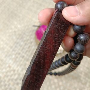 BANDUL KALUNG TASBIH (Berpantek Paku Mataram Asli) BERBAHAN RELIK PUSAKA BERSEJARAH KAYU BERTUAH WUNGLEN (SERAT BAREK) BEKAS PUGARAN CUNGKUP MAKAM SULTAN AGUNG HANYAKRAKUSUMA, MAKAM RAJA MATARAM IMOGIRI UKURAN 8x1,2x1,6cm (Simpanan Trah Mbah Atemo, Mangunan, Yogyakarta)